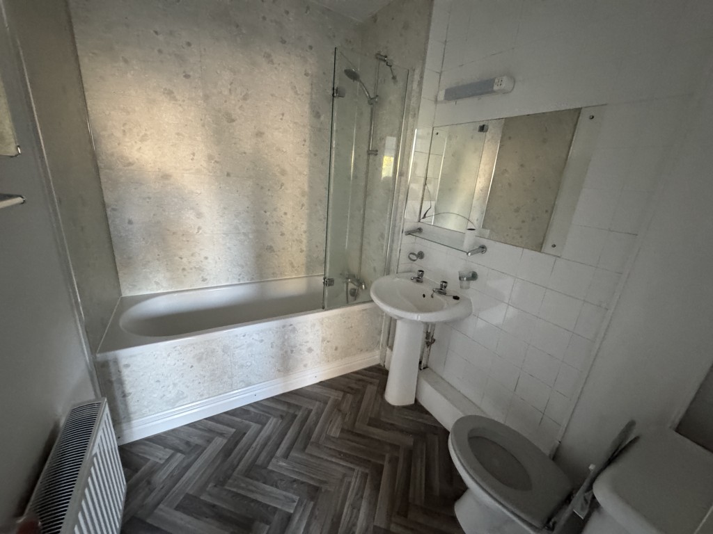 Lot: 37 - MID-TERRACE PROPERTY COMPRISING THREE-BEDROOM MAISONETTE AND GARDEN FLAT FOR IMPROVEMENT AND REPAIR - 52A Meadfoot Lane bathroom